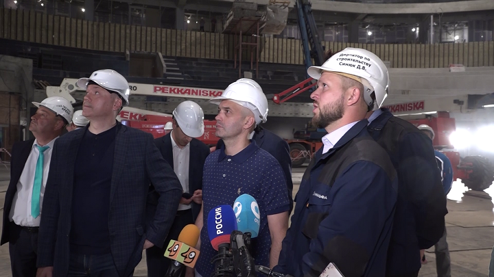 Кадыров заместитель министра спорта. Заместитель Кадырова. Кадыров Азат Рифгатович Минспорт. Азат Кадыров зам министра. Стройка ледовой арены в Новосибирске.