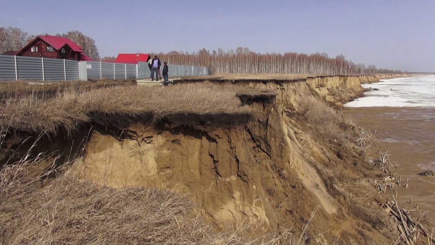 Вода подмыла крутой берег в селе Ленинское под Новосибирском - НСК 49